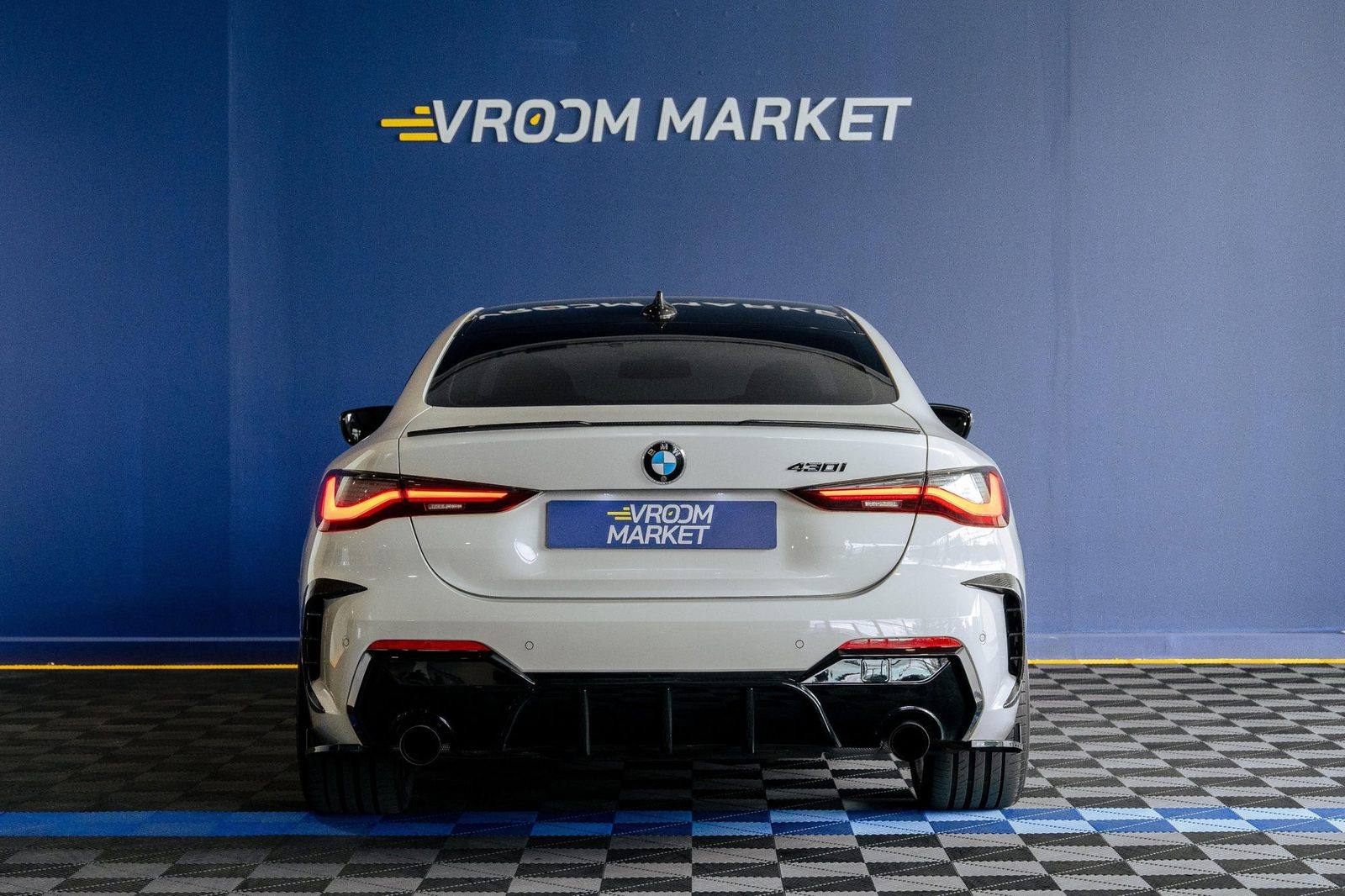 Photo studio Vroom Market — BMW M4 face arrière