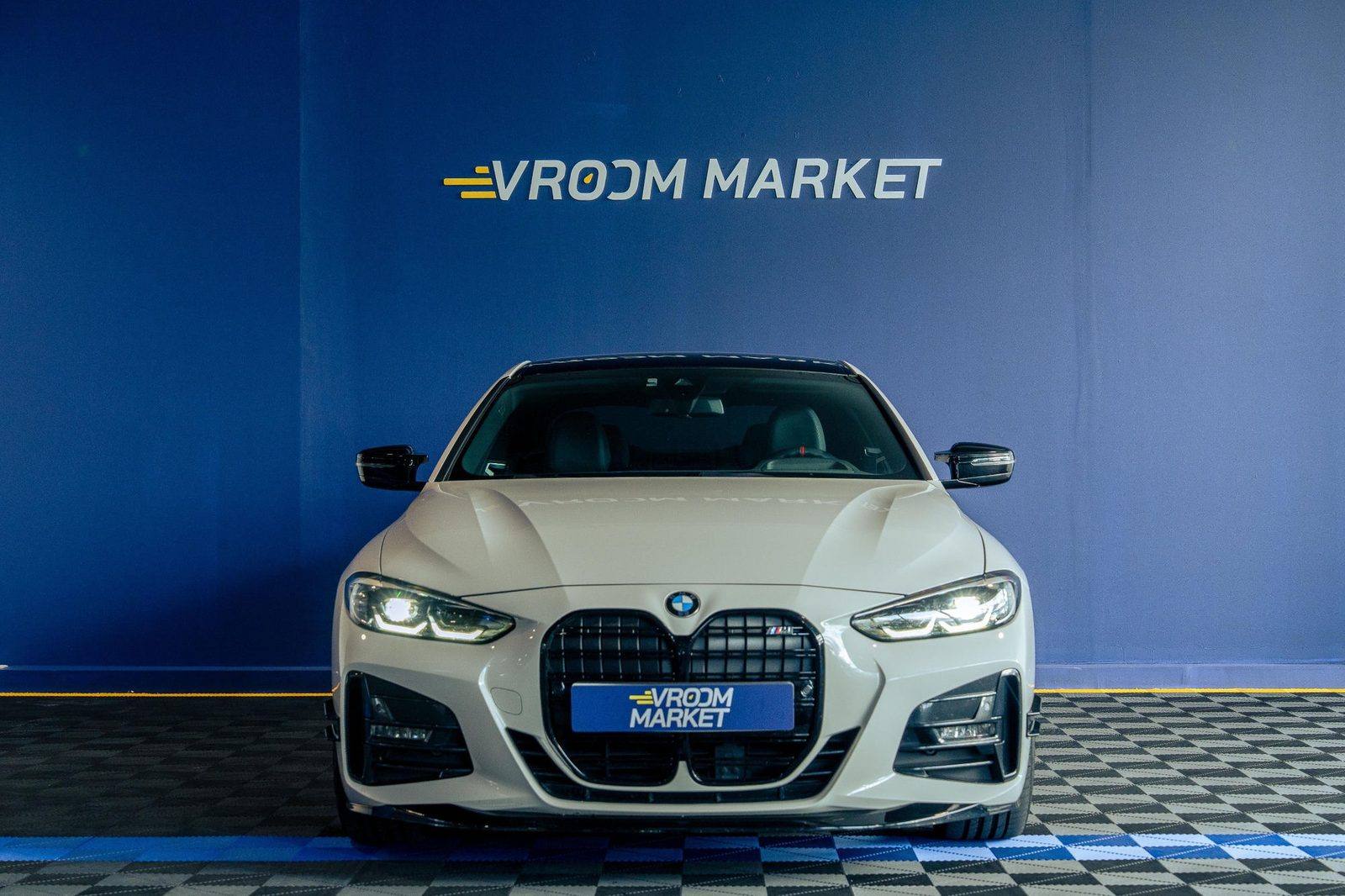 Photo studio Vroom Market — BMW M4 face avant